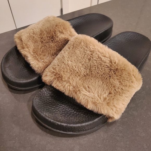 Brand New Fuzzy Flip Flops/Slippers - Picture 3 of 5